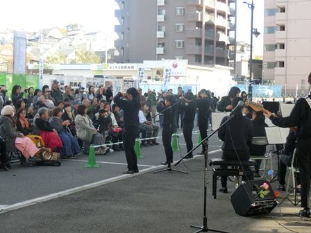 黒沢池の音楽祭 in 村上駅前広場の様子
