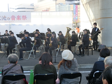 黒沢池の音楽祭 in 村上駅前広場の様子