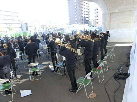 黒沢池の音楽祭 in 村上駅前広場の様子