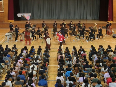 八千代市立村上北小学校での演奏の様子