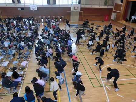 八千代市立村上北小学校での演奏の様子