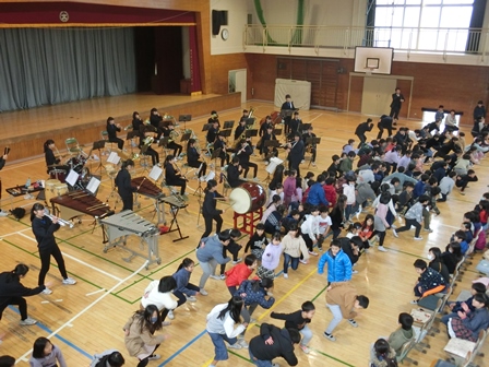 八千代市立村上北小学校での演奏の様子
