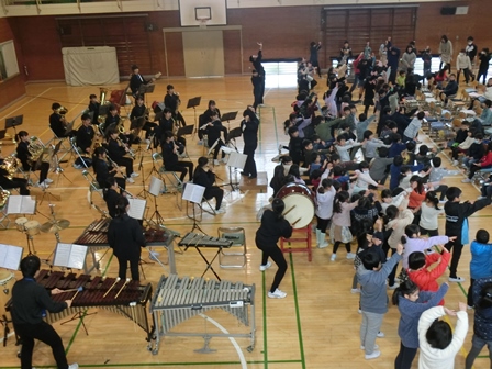 八千代市立村上北小学校での演奏の様子