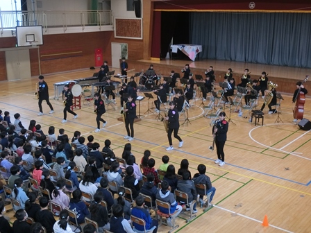 八千代市立村上北小学校での演奏の様子