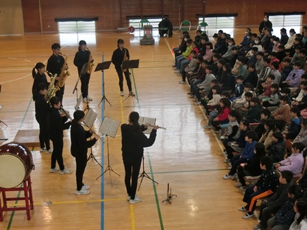 八千代市立村上北小学校での演奏の様子