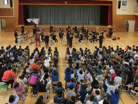 八千代市立村上北小学校での演奏の様子