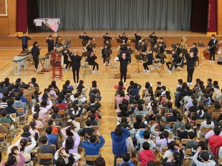 八千代市立村上北小学校での演奏の様子