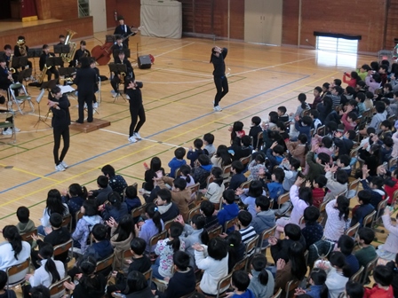 八千代市立村上北小学校での演奏の様子