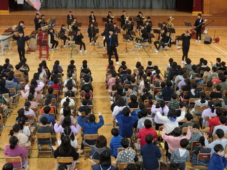 八千代市立村上北小学校での演奏の様子